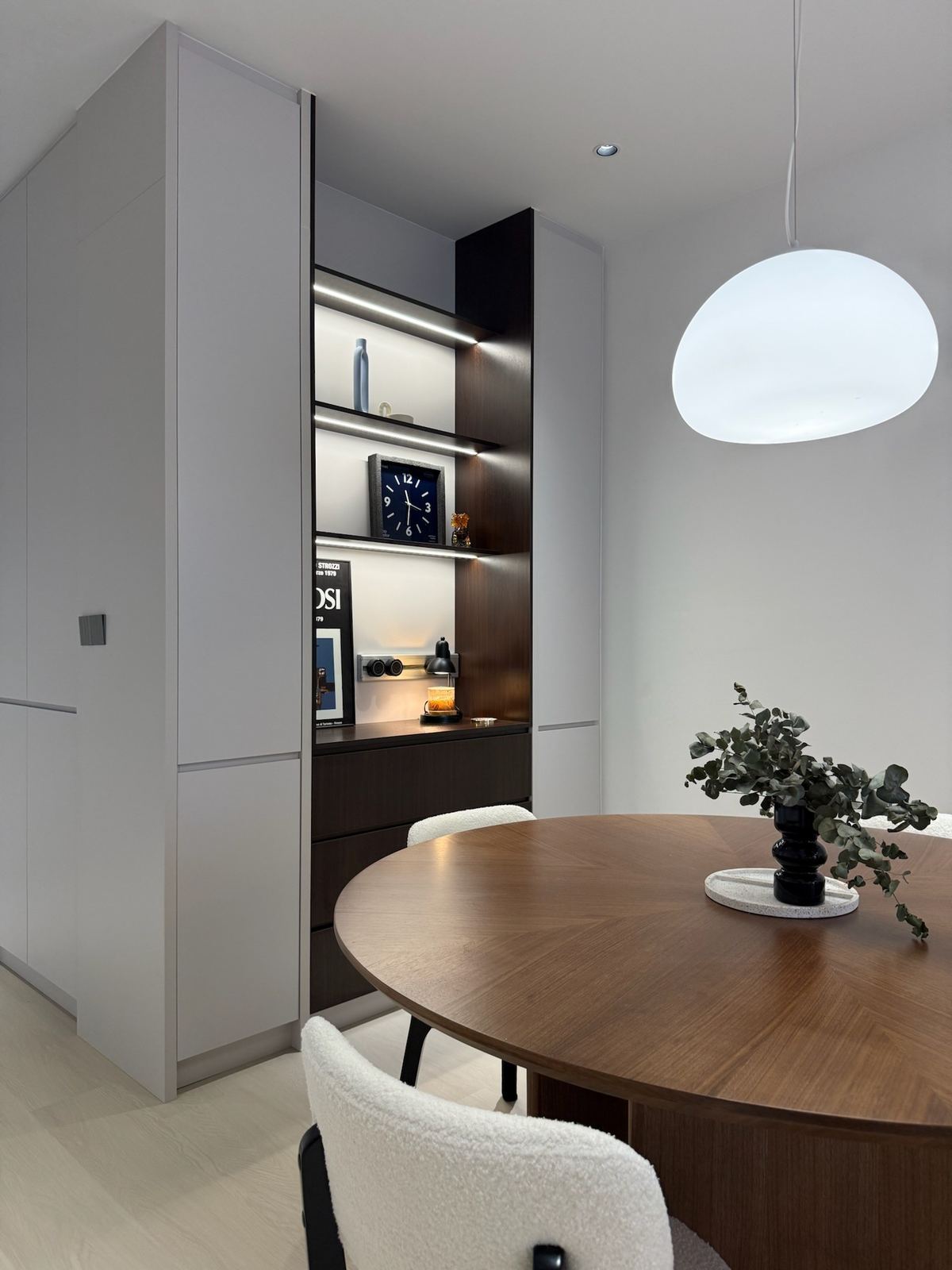 Dining area built-in display cabinet with LED shelf lighting next to dining table - KL